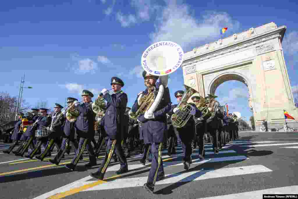 La 1 decembrie 1918, se decide în unanimitate unirea Transilvaniei, Crişanei şi Maramureşului cu România, dar cu păstrarea unei autonomii locale, pe baze democratice, cu egalitate între naţionalităţi şi religii.