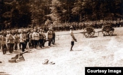 Soldați români, gata să intre în linia de atac, la Mărășești, în sudul Moldovei, în august 1917. Arhivele Naționale.