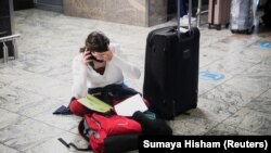 Чек аралар жабылып, аэропортто калган жүргүнчү. 28-ноябрь, 2021-жыл. Йоханнесбург. Түштүк Африка.