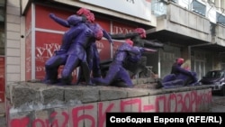 Видът, в който партизанският паметник пред централата на БСП осъмна на 7 ноември 2013 г. Асен Генов беше един от обвинените за боядисването му.