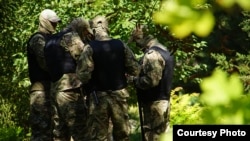 Російські силовики біля будівлі підконтрольного Москві Київського районного суду Сімферополя. Ілюстративне фото