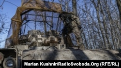 Ілюстраційне фото. Українські військові в американській броньованій машині M2 Bradley на Донеччині, 1 березня 2025 року