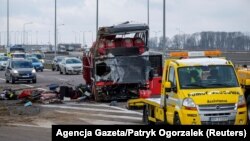 На місці аварії: розбитий автобус уже дістали з рову, 6 березня 2021 року