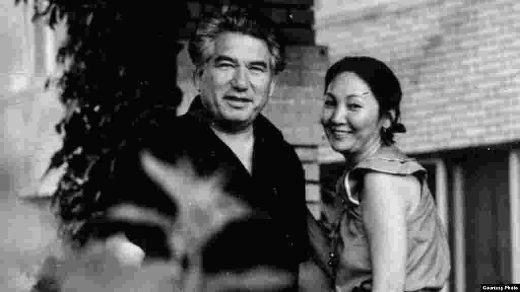 Мария Урматовна залкар жазуучунун тиреги жана музасы болгон.