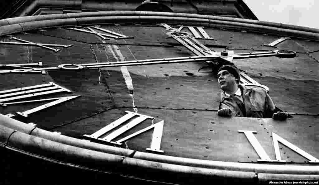 A Kreml-harangok karbantartója pillant ki a Szpasszkaja (Megváltó) toronyból.