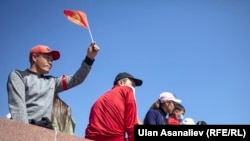 Участники митинга на площади. 5 октября 2020 года. 