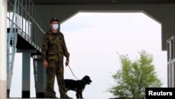 Казакстандын чек арачысы. (Иллюстрациялык сүрөт).