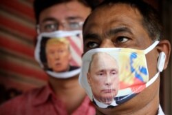 Жители индийского города Бхопал в защитных масках с изображениями Дональда Трампа и Владимира Путина