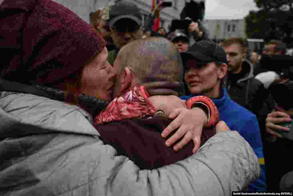 Обійми рідних після повернення з російського полону