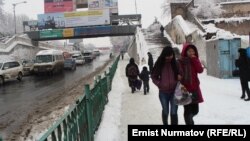 Ош шаарынын борбордук бөлүгүндөгү бир көчөдөн көрүнүш. 