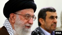 آیت‌الله علی خامنه‌ای (چپ) در دی‌ماه محمود احمدی‌نژاد را متهم کرده بود که «کار دشمن را در داخل» کشور انجام می‌دهد.