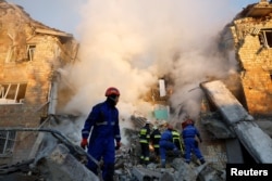 На місці влучання російських дронів в житловий будинок у Києві. 28 сеерпня 2025 року