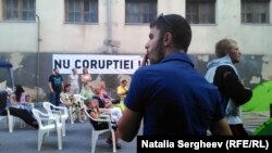 Protest împotriva scumpirii curentului electric în fața locuinței de la Chișinău a omului de afaceri și politicianului Vladimir Plaotniuc, 27 iulie 2015