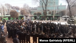 Алматыдагы полициянын курчоосунда калган митингчилер. 28-евраль, 2021-жыл