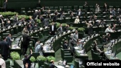 نمایندگان مجلس شورای اسلامی از پاسخ‌های علی اصغر فانی، وزیر آموزش و پرورش، قانع نشدند.