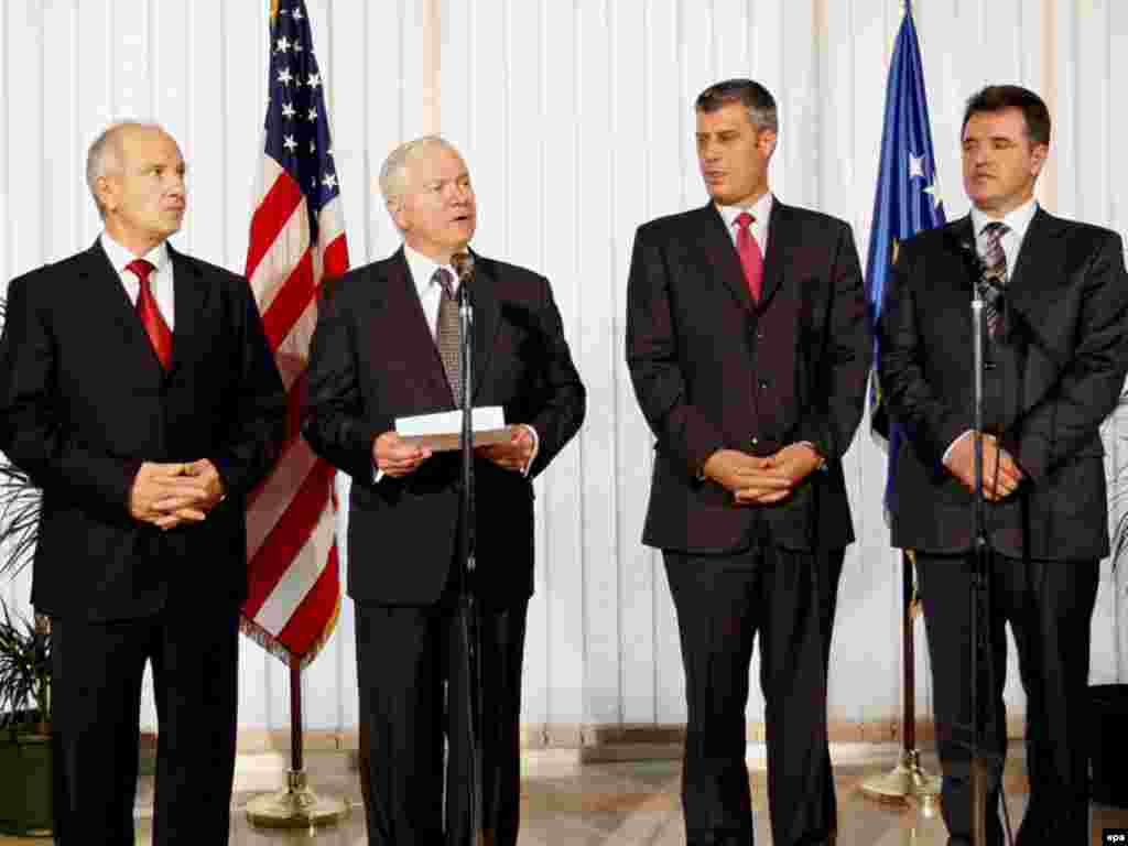 Takimi i Robert Gates me liderët kosovarë... - Caption: epa01512447 US Secretary of Defense Robert Gates (2-L) joined by Kosovo's President Fatmir Sejdiu (L), Kosovo's Prime Minister Hashim Thaci (2-R) and Minister of Kosovo Security Force Fehmi Mujota (R) speak to the media following their meeting in Pristina, Kosovo, 07 October 2008. US Secretary of Defense is on a one-day visit to Kosovo.