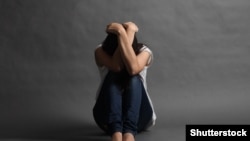 În ultimul an, serviciile de sănătate mintală s-au redus, avertizează specialiștii UBB. Aceștia oferă, telefonic, un serviciu de prim ajutor psihologic. (Imagine generică)