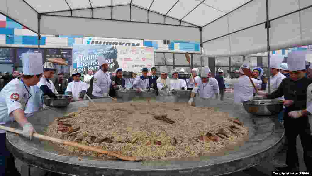 Гиннес рекорддор китеби үчүн жасалган бешбармак 1 тонна 464 кг, ал эми чучук 117 метр болду. Бул тууралуу уюштуруучулардын бири Элнура Кулуева &ldquo;Азаттык&quot; радиосуна билдирди.