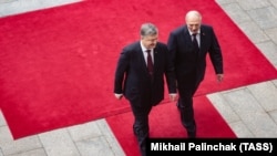 Президент України Петро Порошенко та президент Білорусі Олександр Лукашенко (зліва направо) під час церемонії зустрічі біля будівлі Адміністрації президента України. Київ, 21 липня 2017 року