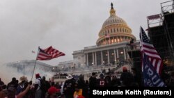 Привържениците на Тръмп пред сградата на Конгреса на САЩ