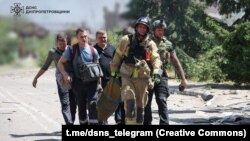 Рятувальники евакуюють людину, поранену внаслідок російського ракетного удару. Дніпропетровщина. 24 червня 2025 року