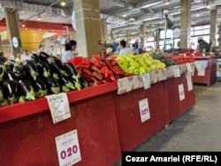 România, București, 15 iulie 2025. Vinetele costă în Piața Obor 8 lei/kg.