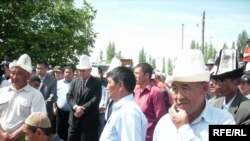 Сузак районунун Сары-Булак айылында тополоң учурунда окко учкан Бердибек Курамаевдин сөөгүн жерге берүүгө облус губернатору Бектур Асанов баш болгон расмий адамдар барып катышты