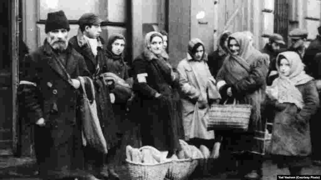 С помощта на фотоапарат Kine Exakta Хайдекер запечатва много от сцените, които е видял по време на войната, включително серия от 42 снимки от Варшавското гето, направени между 11 ноември 1941 и 16 април 1942. Снимка: Дж. Дж. Хайдекер