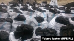 Баткенде сатыкка даярдалган көмүр.