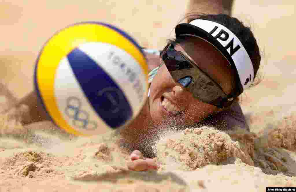 Кум үстүндөгү волейбол боюнча мелдешке катышып жаткан Жапония курама командасынын оюнчусу&nbsp;Мегуми Мураками. Токио олимп оюндарында кум үстүндөгү волейбол боюнча мелдеште 24 команда 6 тайпага бөлүнүп ойноп жатат. Тайпада биринчи жана экинчи орунду ээлеген командалар кийинки баскычка өтөт.&nbsp;