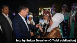 Садыр Жапаров "Өзгөн-Мунара-2021" фестивалынын катышуучулары менен жолугуу учурунда. 18-сентябрь, 2021-жыл. 