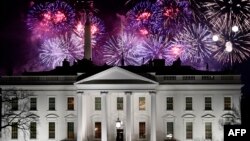 Ziua învestirii noului președinte al Statelor Unite, Joe Biden, s-a încheiat cu cel mai mare spectacol de artificii din istoria Washington DC. Încă un mesaj de speranță și revenire la normalitate, atât din punct de vedere politic, cât și din perspectiva bătăliei anti-Covid.