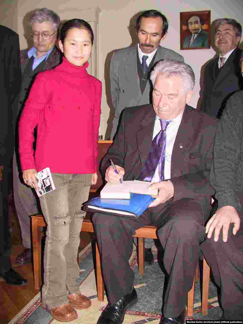 Чингиз Айтматов и Эркингуль Тургунбекова. Фото снято во время встречи с коллективом газеты &quot;Кыргыз Туусу&quot;. 2004 год.