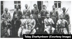 Большевиктердин азаттык берүү убадасы менен Маргалан милициясынын катарына өткөн басмачылар. 1920-жылы тартылган сүрөт.