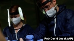 Міністерство охорони здоров’я в районах спалаху COVID-19 знову запроваджує низку запобіжних заходів