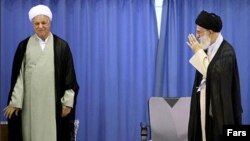 آیت الله علی خامنه ای (راست) رهبر جمهوری اسلامی و اکبر هاشمی رفسنجانی.