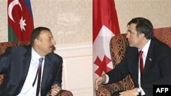 Президент Азербайджана Ильхам Алиев (слева) и президент Грузии Михаил Саакашвили