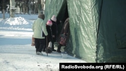 Люди йдуть до пункту обігріву в Авдіївці, 31 січня 2017 року