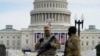 Membrii Gărzii Naționale stau de pază în fața Capitoliului SUA înainte de învestirea în funcție a&nbsp; președintelui ales al SUA, Joe Biden, la Washington, SUA,17 ianuarie 2021.