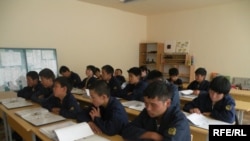 Кыргыз тилиндеги кургак эрежелерди жаттата берүүнүн кесепети кыргыз балдарын кыргызча сүйлөөдөн “үркүтүп” жактанын тилчи адистер өздөрү да танбайт. 