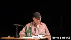 Cătălin Dorian Florescu citind din romanele sale la Festivalul Lecturilor de autor de la Brno.