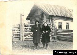 Vasile și Maria Ghieș, lângă casa pe care și-au ridicat-o în Siberia. 1956. Regiunea Tomsk, raionul Pudino, satul Leașkino