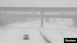 Vozilo tokom zimske oluje na Interstate 70 u Topeki, Kanzas, SAD, 5. januara 2025. 