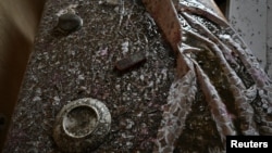 За даними слідства, за наведенням затриманого російські війська завдали кількох ракетних ударів по обласному центру в квітні та травні. На фото: наслідки удару по Запоріжжю в житловому будинку, 9 квітня 2023 року