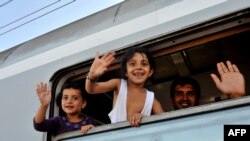 Діти-біженці у потязі, що перетинає кордон між Сербією та Хорватією, 17 вересня 2015 року