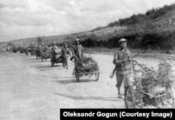На знімку – китайські бійці транспортної роти доставляють боєприпаси на фронт, 1952 рік (фото з книги Гогуна)