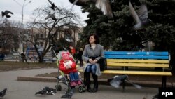 Жінка з дитиною у Слов'янську. Березень 2015 року