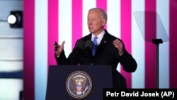 Joe Biden amerikai elnök beszédet mond a varsói királyi kastélyban, Lengyelországban, 2022. március 26-án, szombaton.