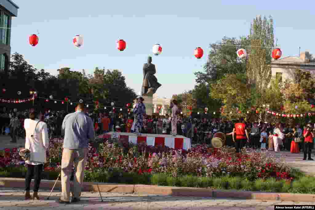 Фестиваль &quot;Бон&quot; на Аллеи молодежи в Бишкеке.