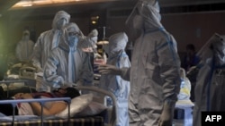 Ситуація з коронавірусом в Індії, де живе 1,3 мільярда людей, погіршується через відсутність ліжок у лікарнях, кисню і ліків, десятки країн надсилають невідкладну медичну допомогу для полегшення кризи